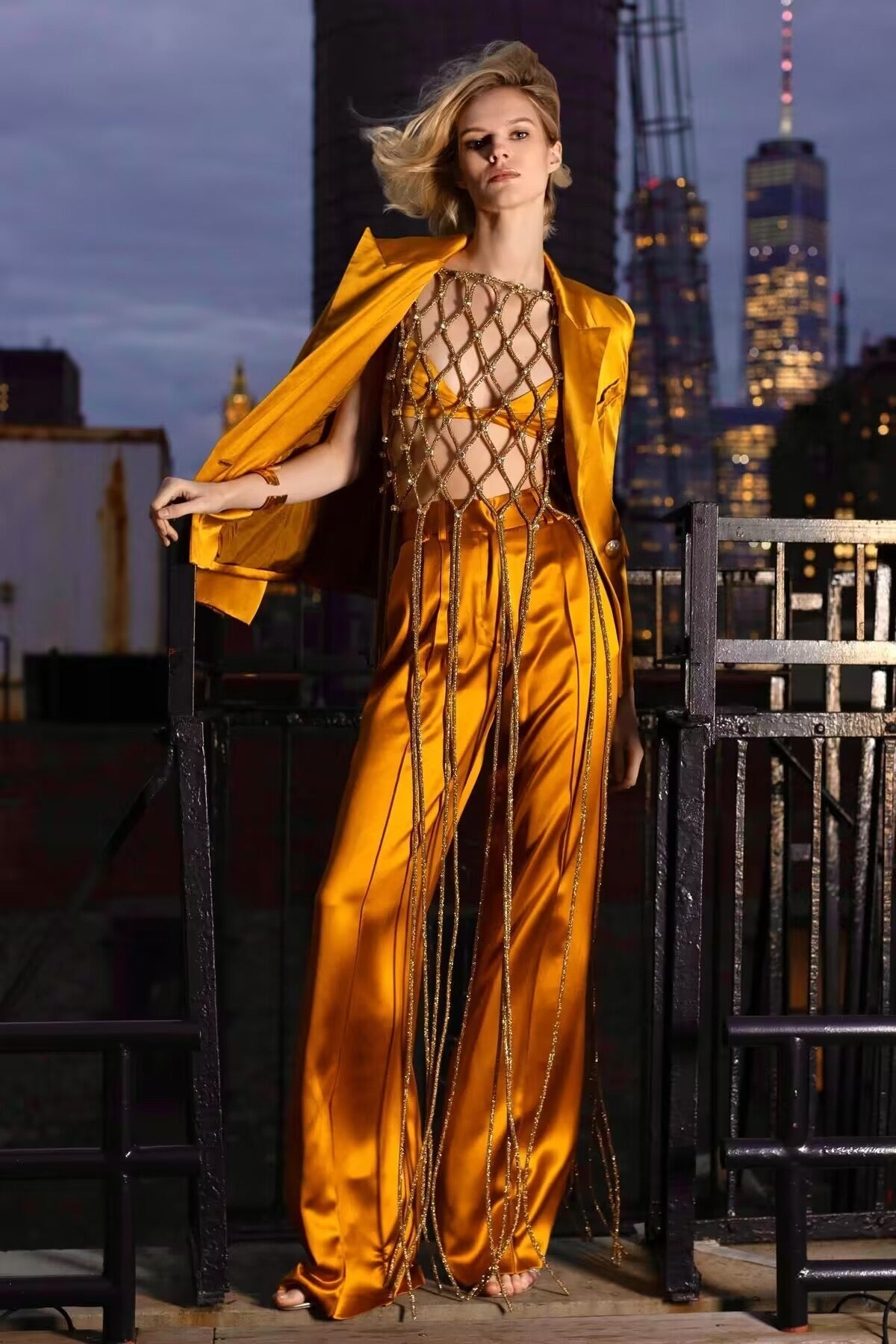 Ensemble Luxe Doré – Pantalon Satin & Top Résille Franges | Cape Longue