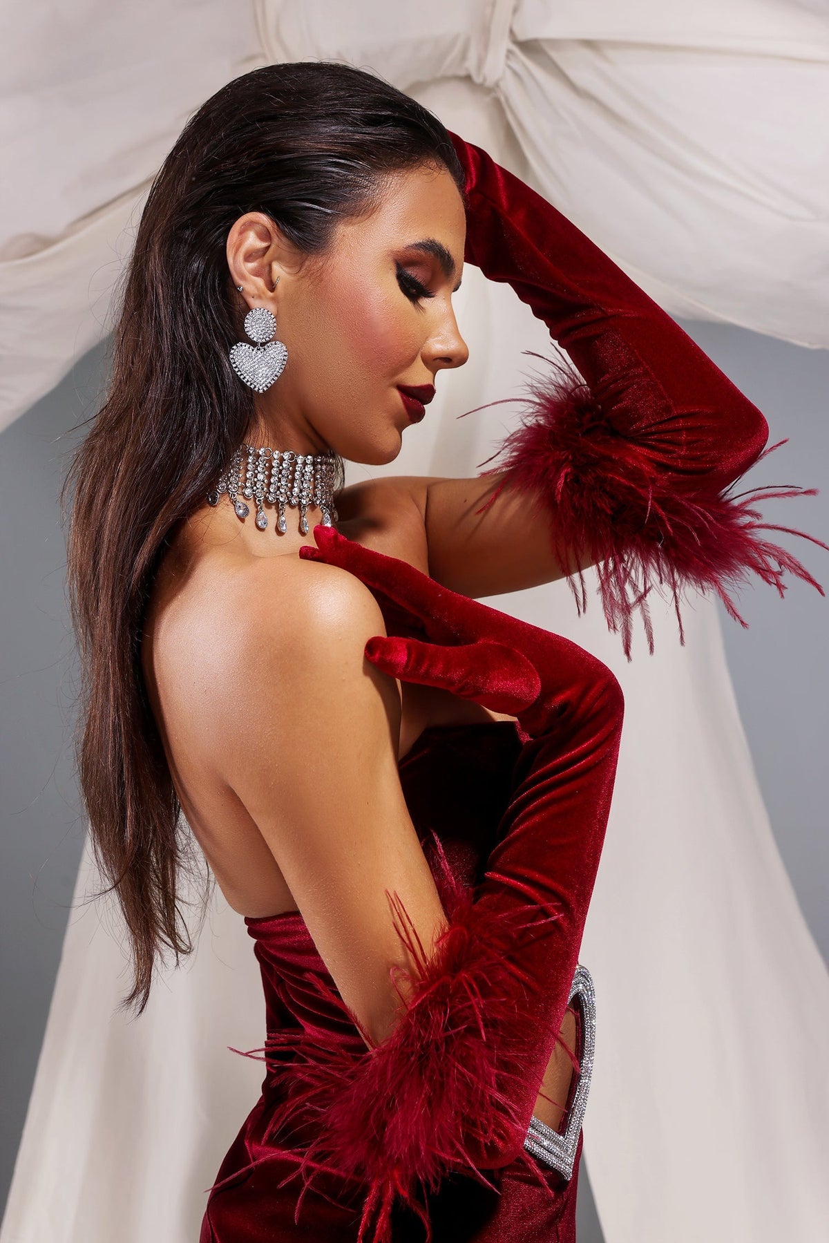 Robe Bustier Rouge Velours – Découpe Cœur Strass & Gants Plumes | Cabaret Luxe