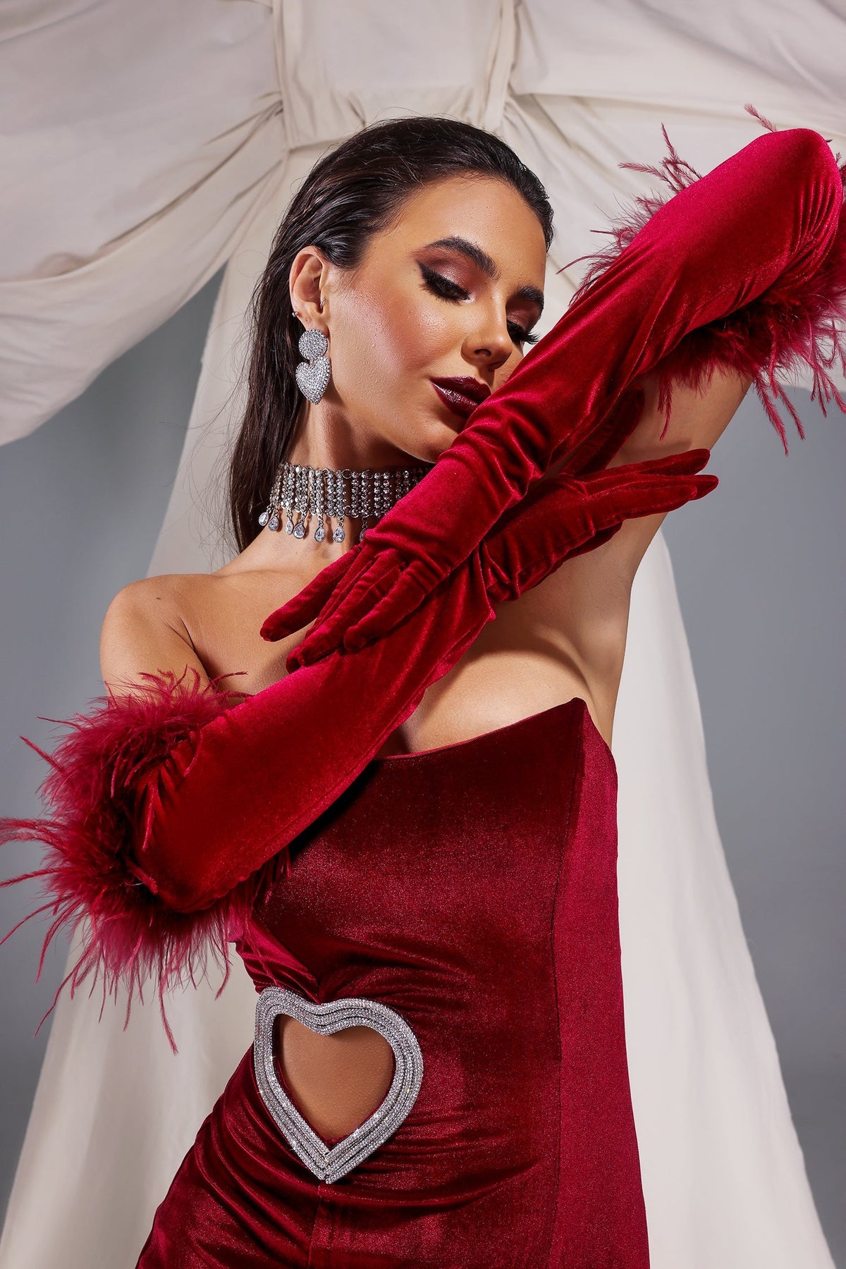 Robe Bustier Rouge Velours – Découpe Cœur Strass & Gants Plumes | Cabaret Luxe