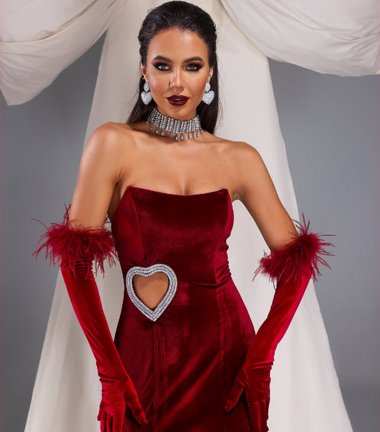 Robe Bustier Rouge Velours – Découpe Cœur Strass & Gants Plumes | Cabaret Luxe